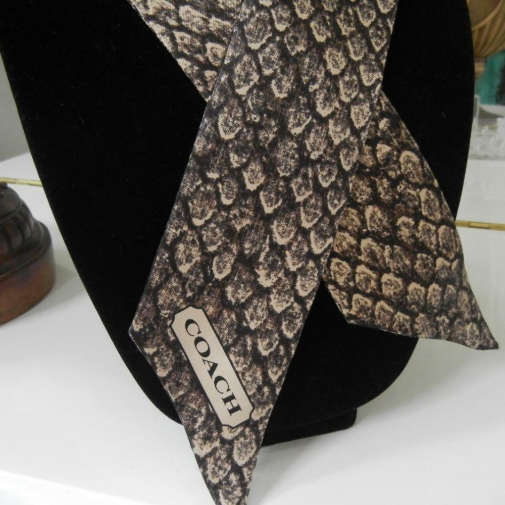 COACH BROWN SNAKE PRINT REVERSIBLE SIGNATURE 100% SILK PONYTAIL SCARF NIB - Picture 2 of 2